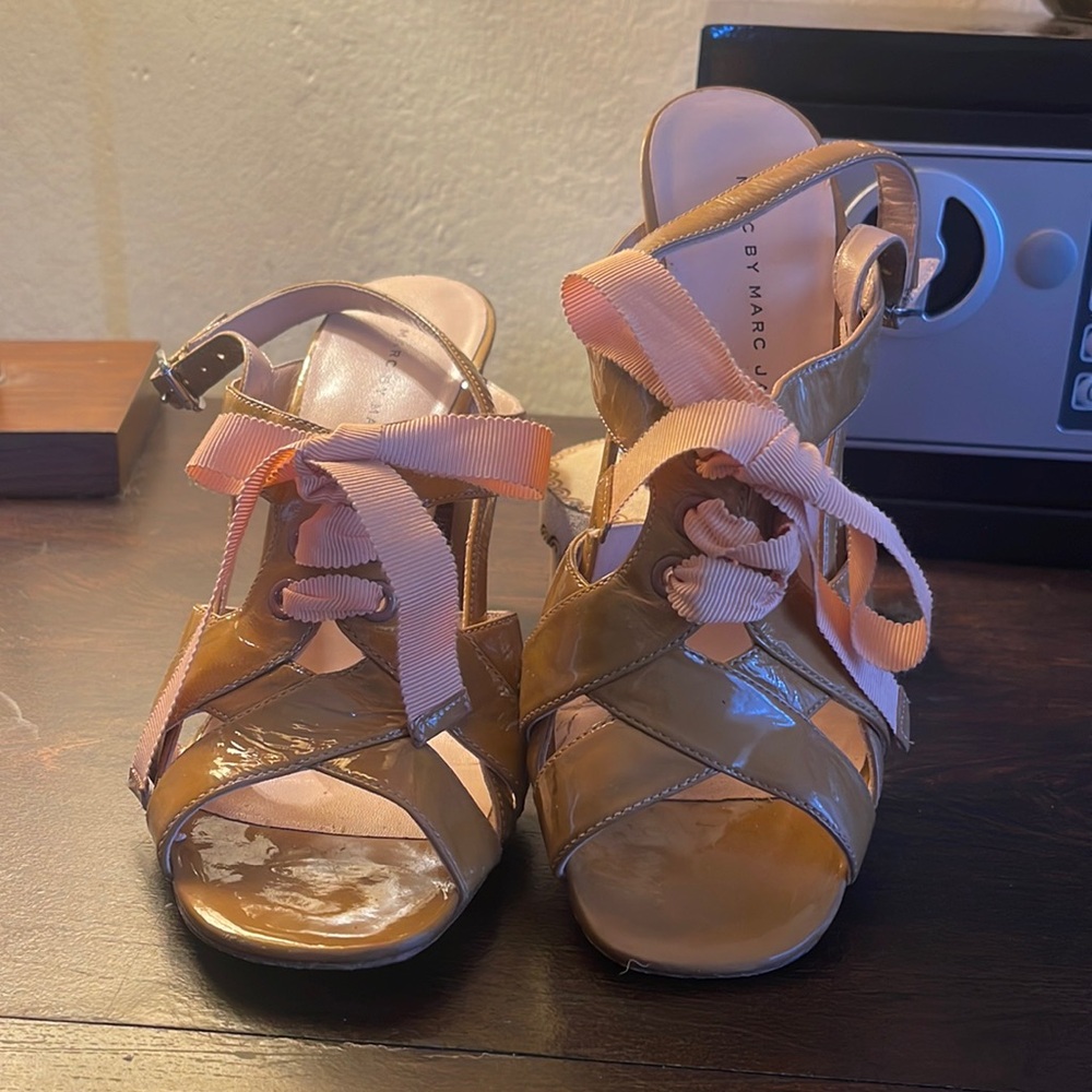 Marc by Marc jacobs sz 36. Beige patent leather 
Peach ribbon. Great condition.